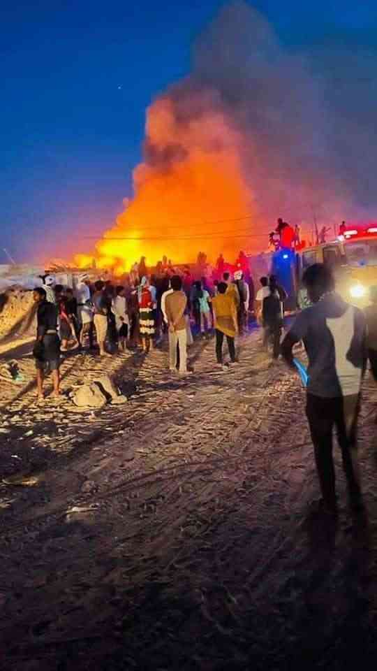 وفاة طفلة في حريق التهم مخيم للنازحين بمأرب