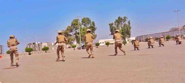شاهد .. عرض عسكري تكتيكي مصغر لوحدات مكافحة الإرهاب في لواء العاصفة بعدن