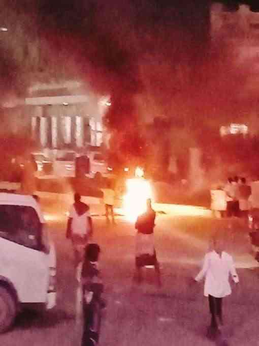 شاهد بالصور.. الغضب الشعبي يشعل شوارع حضرموت بالنيران قبل قطعها