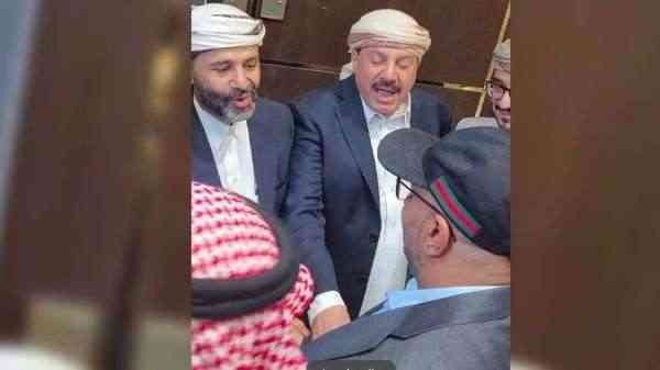 شاهد.. طارق يحضر ويقدم واجب العزاء في وفاة حسين عبدالله الأحمر.. نشطاء : صالح وجهه صفعة قوية للإخوان