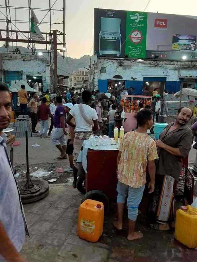 جريمة هزت عدن .. مسلح يصيب شاب في كريتر بسبب ربطة قات ويتركه ينزف حتى الموت