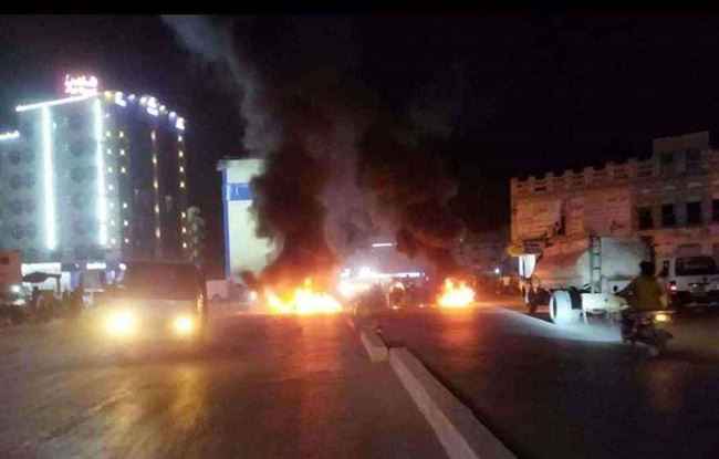 شاهد.. تصعيد خطير بحضرموت والوضع يخرج عن السيطرة بعد اقتحام المتظاهرين مؤسسات حكومية وإشعالهم النيران