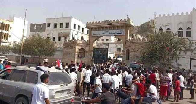 لم التقى رئيس الحكومة حتى الآن .. قائد الهبة الحضرمية : ليس لنا علاقة باحتجاجات المكلا