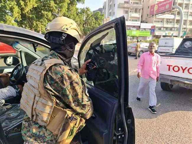 ظهور مدير أمن عدن وسط شوارع العاصمة بشكل مفاجئ لتنفيذ حملة جديدة.. صور