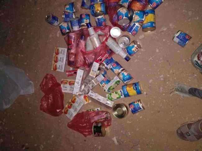 شاهد بالصور.. ضبط كميات كبيرة من مواد غذائية منتهية الصلاحية بالبقالات بينها حليب للأطفال