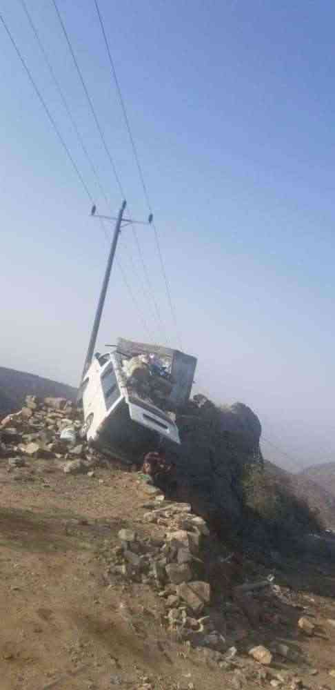 شاهد.. مجموعة أسر تنجو من موت محقق بعد هرولة الباص وتوقفه على رأس مرتفع جبلي شاهق