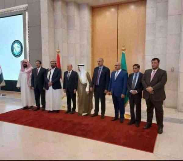 سياسي يمني يشبه أعضاء المجلس الرئاسي بمعبد تاريخي كبير في اليمن