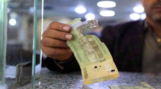 إعلان سعودي إمارتي يصدم الريال اليمني وهذه نتائجه خلال أيام.. وزير يكشف من ضغط على العملة بشدة