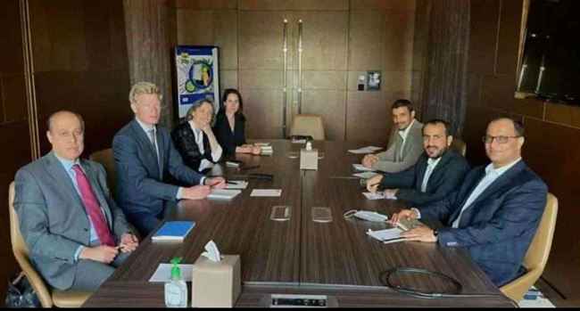 شاهد.. المبعوث الأممي يلتقي وفد الحوثيين مع مسؤولين خليجيين