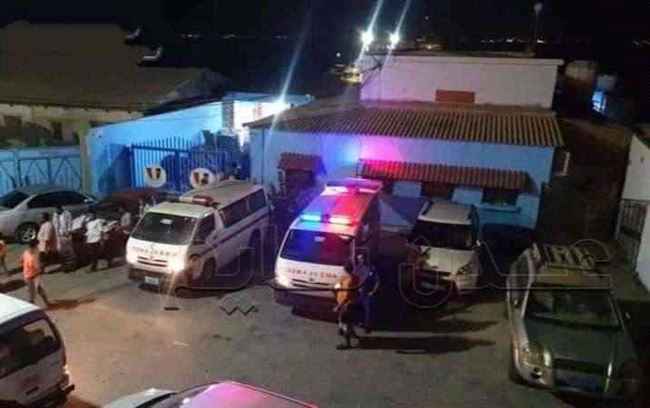 شاهد .. ستة من الجنسية الهندية يلقون حتفهم بحريق هائل اندلع بمركب لنقل البضائع بمرسى البواخر في عدن