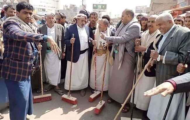 الحوثي يجبر مشائخ صنعاء على تنظيف أحد الشوارع