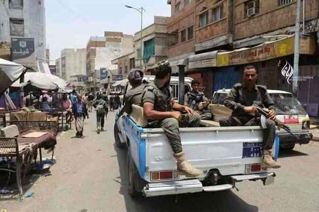 في انجار ميلشاوي.. شرطة تعز تنفذ هجوم مسلح على بقالة رفض مالكها دفع جبايات غير قانونية