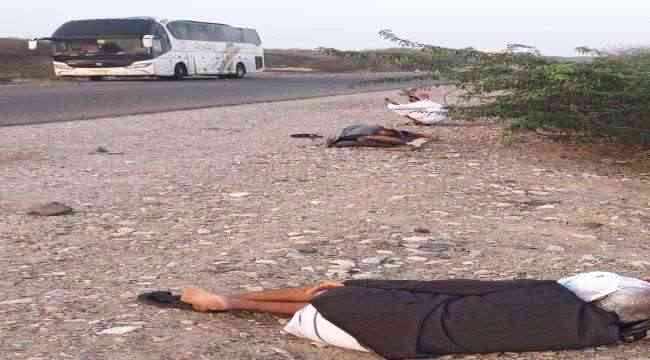 شركة نقل ترمي معتمرين يمنيين في طريق صحراوي .. صورة مؤلمة