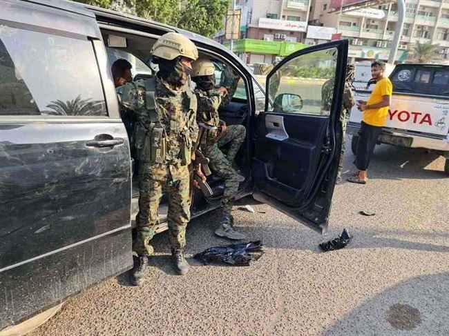 جريمة بشعة.. 3 إخوة يقتلون جارهم شيخ طعنا بالسكين أمام منزله بعدن