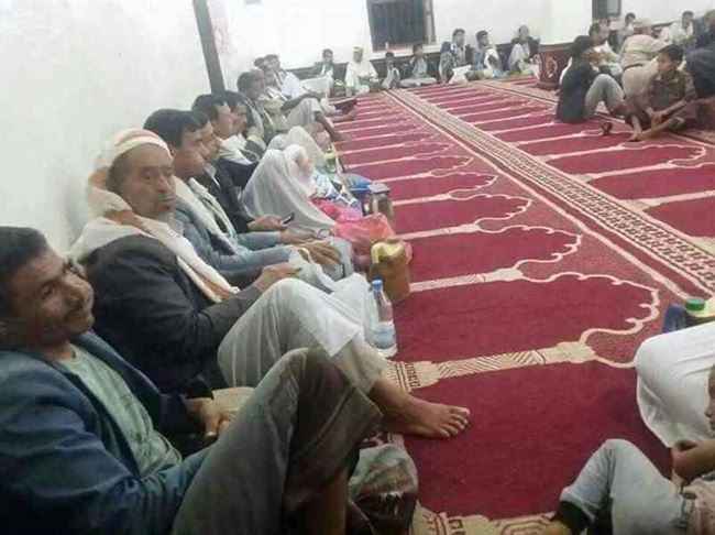 اعتراف حكومي : الحوثيون منعو صلاة التراويح لتحويل المساجد لمقار تعاطي القات