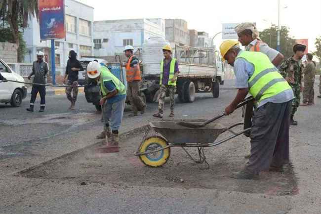 شاهد بالصور.. صيانة شوارع رئيسية في عدن