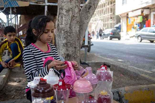 طفلة الفوانيس تشعل مواقع التواصل الاجتماعي في اليمن.. شاهد