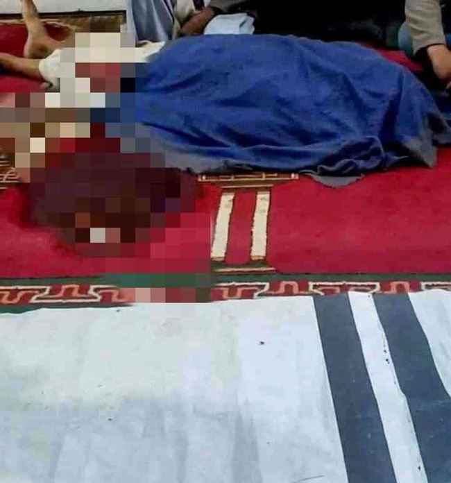 مشرف حوثي يفصل رأس رجل عجوز ويتجول برأسه جنوب صنعاء.. نحره وسط الجامع