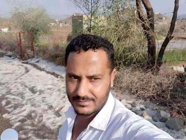 شاهد بالصور.. شخص يحمل قطعة ثلج كبيرة سقطت من السماء مع الأمطار الغزيرة في اليمن