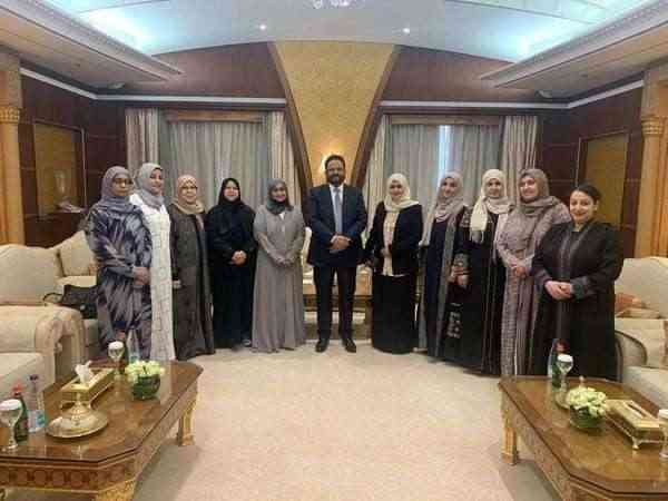 صدمة كبرى.. أول عضو في المجلس الرئاسي يرفض توريد إيرادات محافظته إلى البنك المركزي اليمني