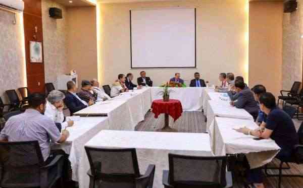 من داخل عدن .. هيئة رئاسة مجلس النواب تعقد أول اجتماع لها بالعاصمة