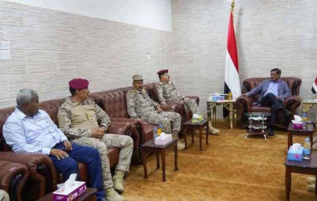 من عدن .. عضو بالمجلس الرئاسي يتابع وضع الجبهات مع وزير الدفاع
