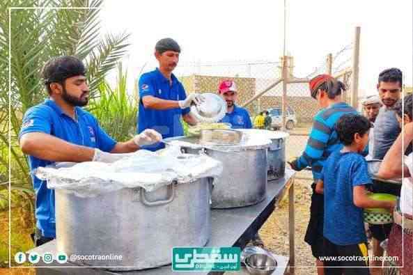بدعم خليفة الإنسانية.. مبادرة إفطار تواصل توزيع الوجبات لأهالي سقطرى