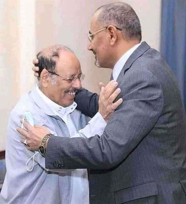 شاهد حقيقة تقبيل عيدروس الزبيدي لرأس علي محسن الأحمر.. فضيحة مدوية لمذيع قناة بلقيس