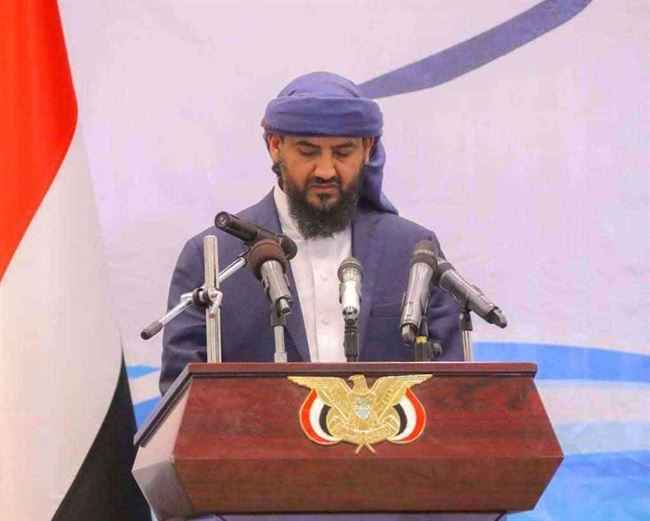 شاهد.. أبو زرعة يلتقي نجل أكبر الأسرى العسكريين في صنعاء ويبشره بهذا الأمر