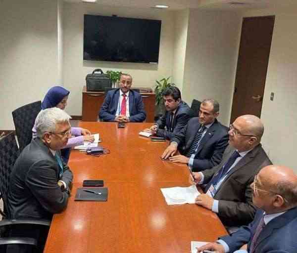 الحكومة تدعو البنك الدولي بضرورة إعادة فتح مكتبه في عدن
