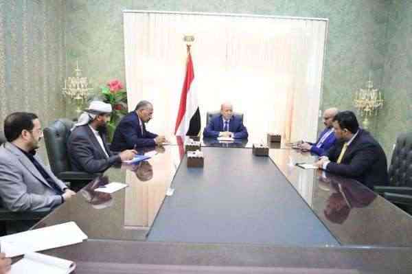 بعد غياب إثنين.. رئيس المجلس يعقد اجتماعا هاما بخمسة من أعضاء القيادة الرئاسي فقط