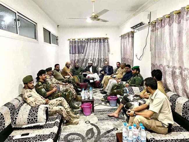 أبو زرعة المحرمي يلتقي قادة الأجهزة الأمنية لمحافظتين.. بماذا شدد عليهم؟!