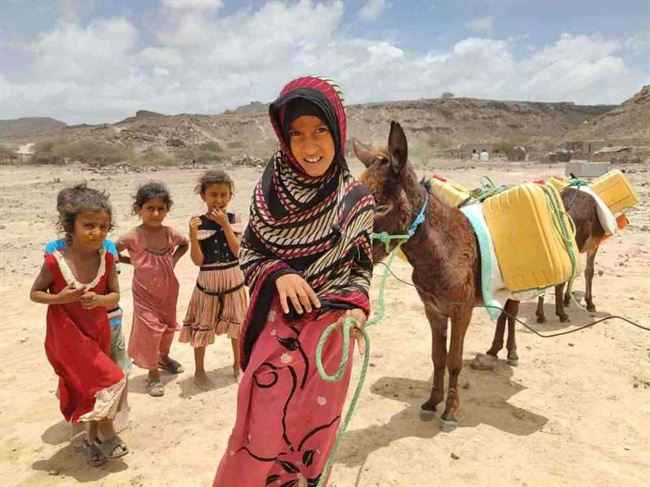 في أبين .. أهالي قرية يموتون عطشاً بعد انهيار بئرهم الوحيد .. ولا أحد ينقذهم