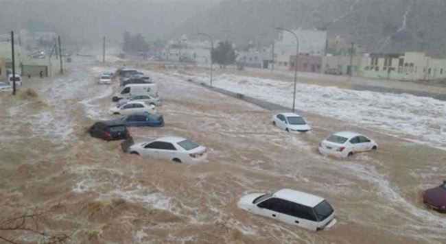 سيول الأمطار تجرف طفل .. والمواطنون يعثرون عليه في وادي مون بالجوف