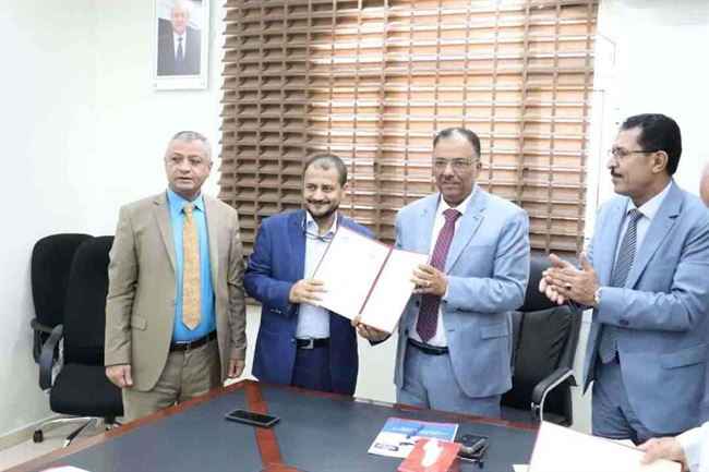 بالاسماء.. تسليم شهادات (التاجر الموثوق) الرسمية لشركات تجارية جديدة بعدن