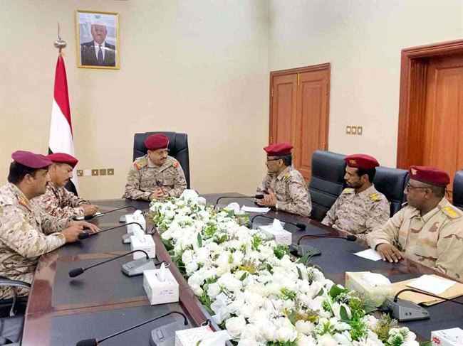 المقدشي يجتمع بقيادة محور الحديدة لأول مرة.. وجه بتعزيز الجاهزية لتنفيذ المهام والرد على الحوثيين