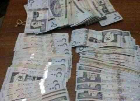 شاهد.. شاب صدم اليمنيين بتصرفه بعد عثوره على مبلغ مالي كبير بالعملة الصعبة