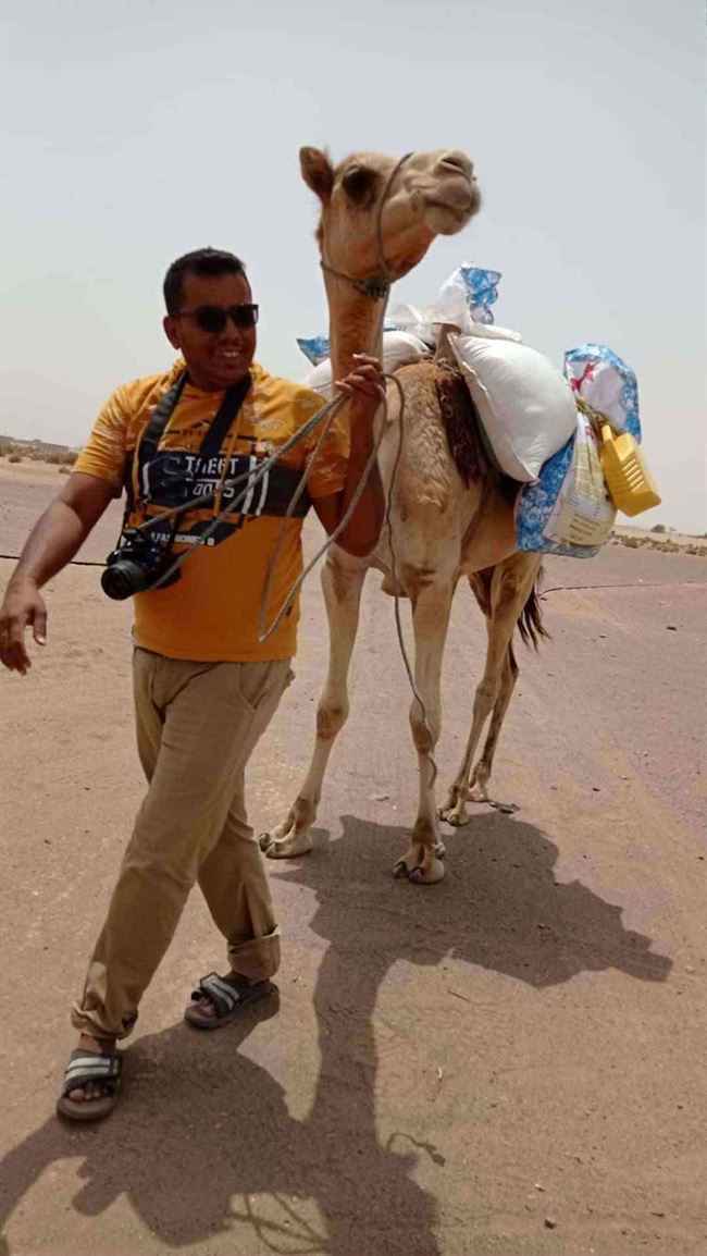 بالفيديو .. مصور حربي في اليمن يتحول إلى أشهر ناشط في المجال الإنساني