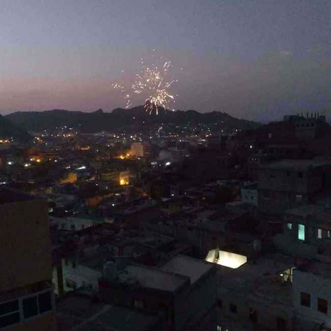سماء عدن تتزين بالألعاب النارية ابتهاجاً بذكرى الخلاص من الحوثي