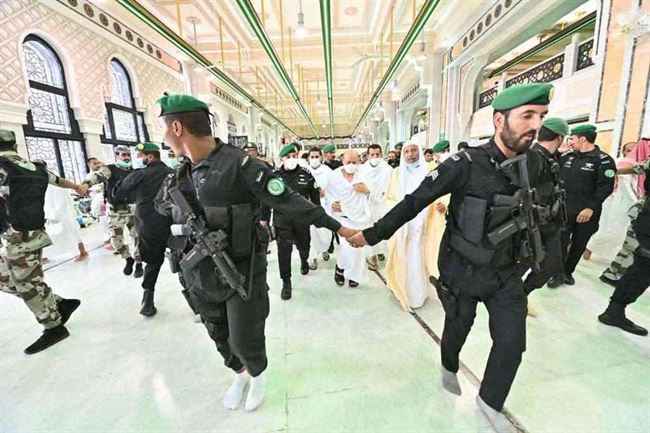 شاهد بالصور.. بحراسة أمنية مشددة رئيس المجلس الرئاسي مع 4 من نوابه يؤدون مناسك العمرة
