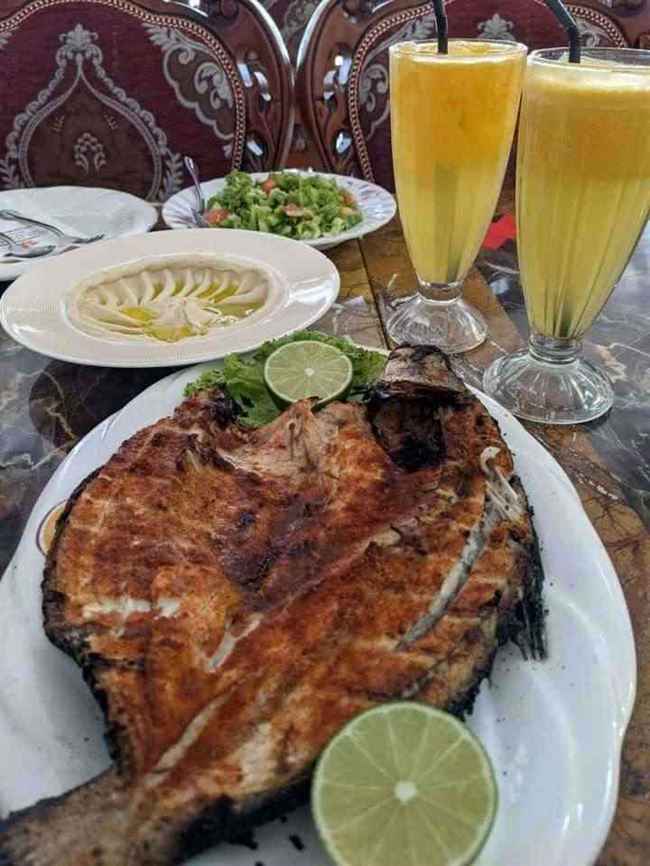 إتلاف كميات من مواد غذائية منتهية الصلاحية في حضرموت