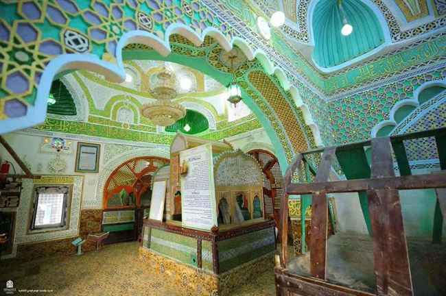 الحوثي يحول قبر أول محرف بالزيدية إلى مزار ويجبر المواطنين على القيام بالبدع في صعدة