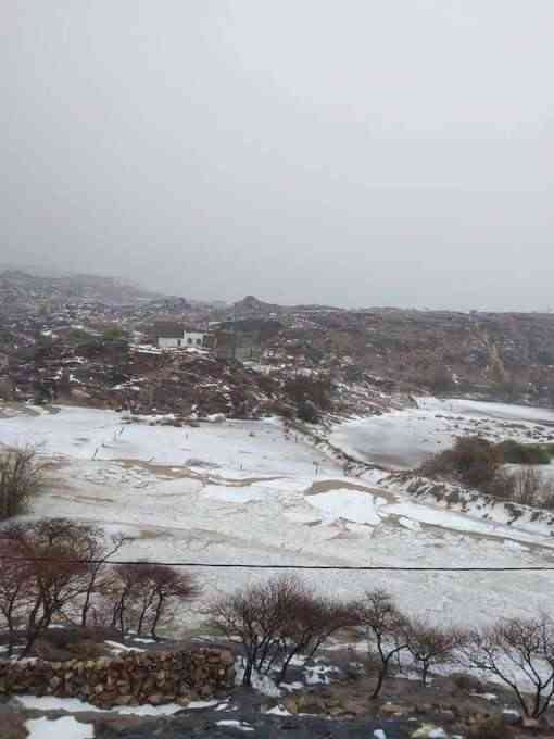 جبال مأرب ترتدي الثوب الأبيض في حدث فريد يشهده اليمن .. صور