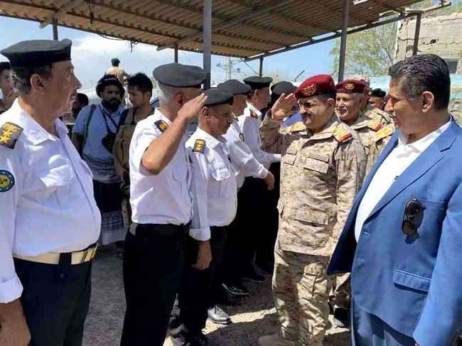 وزير الدفاع المقدشي يواصل تحركاته داخل عدن.. ويتلقى التحية العسكرية