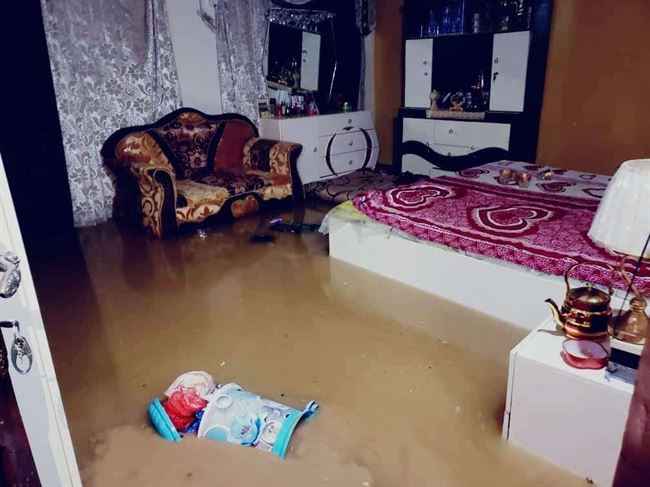 بالصور.. مياه الأمطار تغرق منازل في شبوة بعد تدفق السيول إلى الأحياء السكنية والأضرار كبيرة