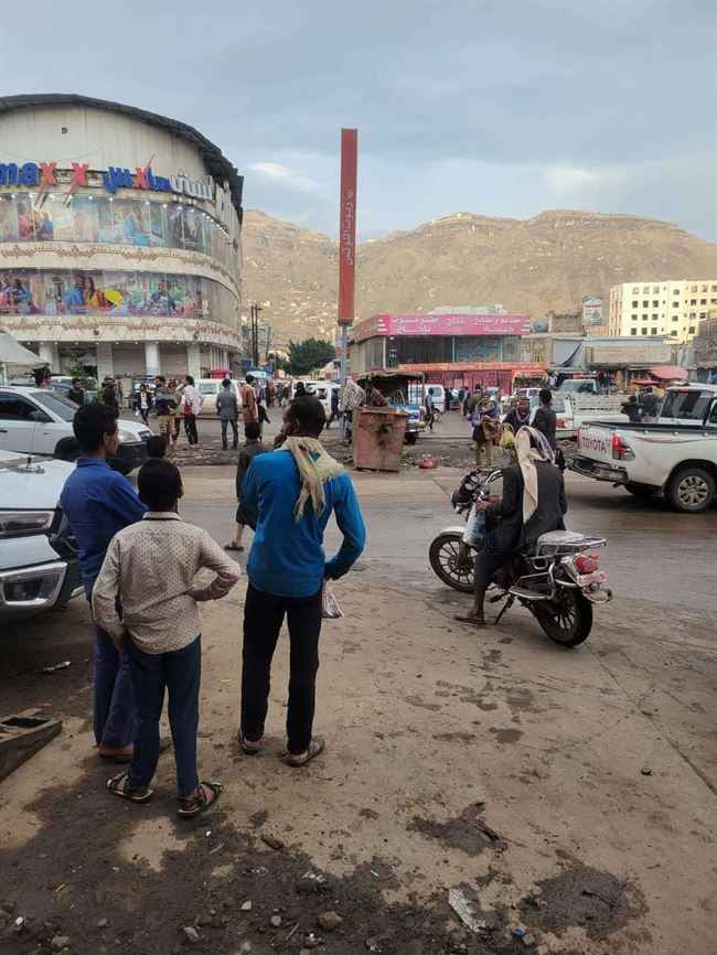 بعد وصول مئات الملثمين من صنعاء إلى إب.. أحدهم قام بتفجير رأس امرأة وتصويب بائع دجاج