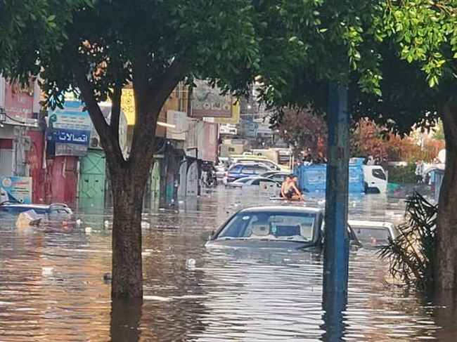 شاهد.. سيول جارفة تغرق محلات صنعاء وتجرف السيارات والحوثي يتجاهل الكارثة
