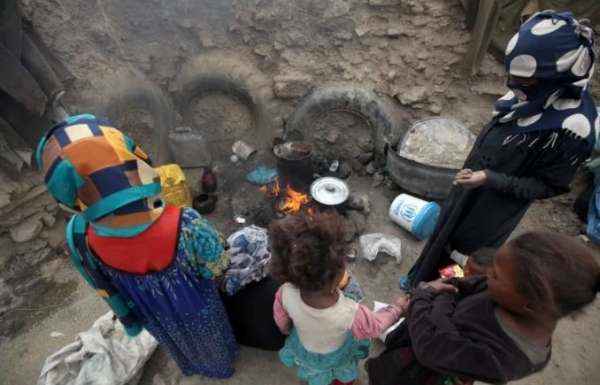 في اليمن الموائد بلا أطعمة..و 80 بالمئة من اليمنيين لا يستطيعون توفير الغذاء