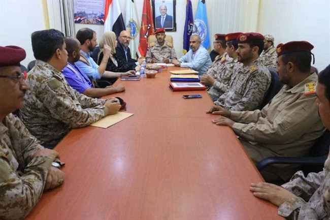 اللجنة الدولية للصليب الأحمر ترتب مع الفريق صغير بن عزيز عملية تبادل الأسرى في مأرب