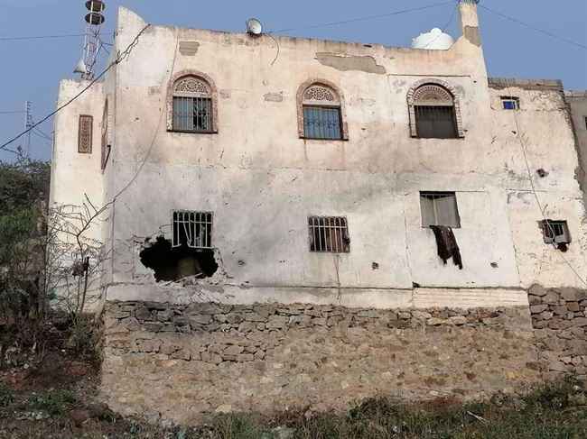 شاهد بالصور.. الحوثي يستهدف مسجد الخلفاء الراشدين في أكبر أحياء تعز السكنية بالصواريخ والخسائر كبيرة